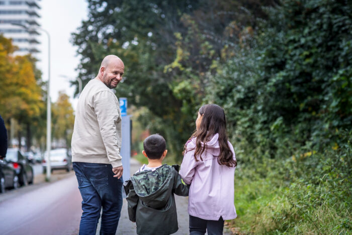 vader met pleegkinderen